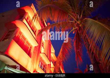 Art-Déco-Hotels und Restaurants Leuchten im Abendlicht am Ocean Drive in Miami, Florida USA Stockfoto