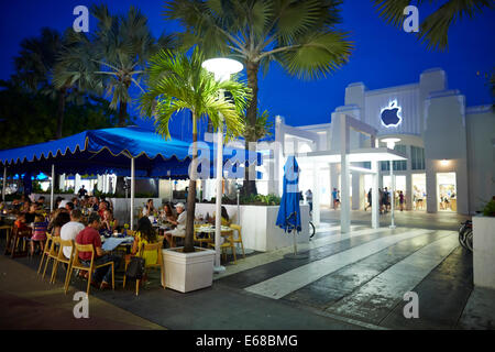 Lincoln Road Mall in den Abend-Touristen Essen im Freien neben dem Apple Store Stockfoto