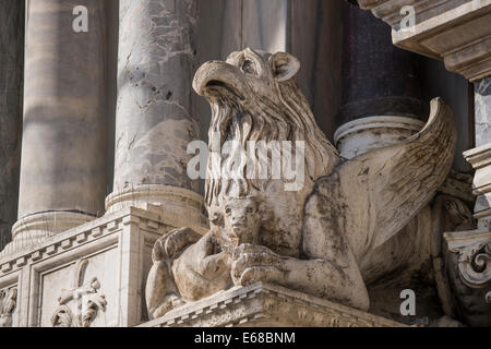 Skulptur eines hockenden Vogel Greif an der Fassade von San Marco Basilica in Venedig. Stockfoto