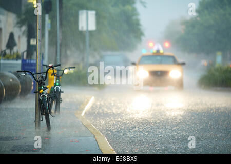 Gelbes Taxi Taxi Fahrt durch Starkregen in den Straßen von South Beach Miami Stockfoto