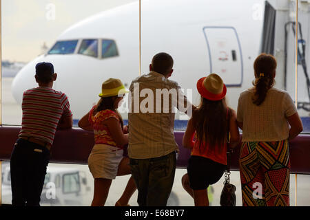 Miami International Airport MIA Miami-Dade County, Florida, USA abgebildet, eine Familie und beobachten Transaero Airlines Passagiere Stockfoto