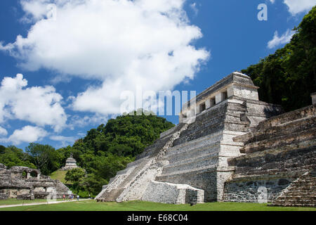 Tempel der Inschriften mit Tempel des Kreuzes im Hintergrund an den Maya-Ruinen von Palenque, Chiapas, Mexiko. Stockfoto