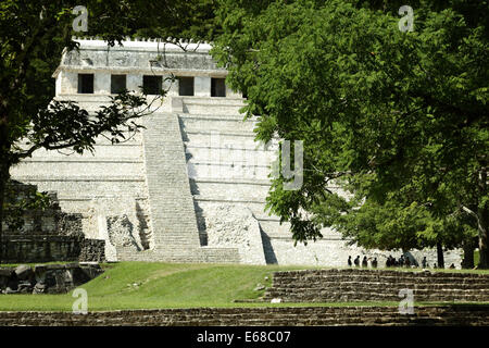 Tempel der Inschriften erhebt sich über Besucher an den Maya-Ruinen von Palenque, Chiapas, Mexiko. Stockfoto