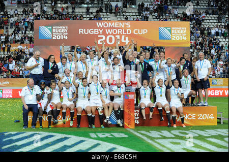 Paris, Frankreich. 17. August 2014. Womens Rugby-Weltmeisterschaft. England gegen Kanada. England-Team feiern Credit: Action Plus Sport/Alamy Live News Stockfoto