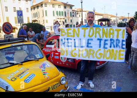 Castelfranco Veneto, Italien. 17. August 2014. Die Expedition der sechs historischen Autos Fiat 500 wird in Castelfranco Veneto nach 17 Tagen der Reise zurückgeführt. Die Crewss blieben für das Nordkap am 1. August 2014. Sie haben über I, A, D, NL, DK, S, N, FIN 7998 Km gereist. Bildnachweis: Ferdinando Piezzi/Alamy Live-Nachrichten Stockfoto