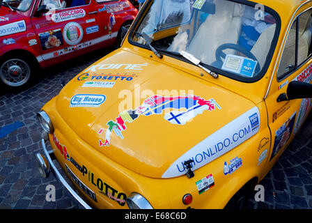 Castelfranco Veneto, Italien. 17. August 2014. Die Expedition der sechs historischen Autos Fiat 500 wird in Castelfranco Veneto nach 17 Tagen der Reise zurückgeführt. Die Crewss blieben für das Nordkap am 1. August 2014. Sie haben über I, A, D, NL, DK, S, N, FIN 7998 Km gereist. Bildnachweis: Ferdinando Piezzi/Alamy Live-Nachrichten Stockfoto