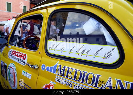 Castelfranco Veneto, Italien. 17. August 2014. Die Expedition der sechs historischen Autos Fiat 500 wird in Castelfranco Veneto nach 17 Tagen der Reise zurückgeführt. Die Crewss blieben für das Nordkap am 1. August 2014. Sie haben über I, A, D, NL, DK, S, N, FIN 7998 Km gereist. Bildnachweis: Ferdinando Piezzi/Alamy Live-Nachrichten Stockfoto