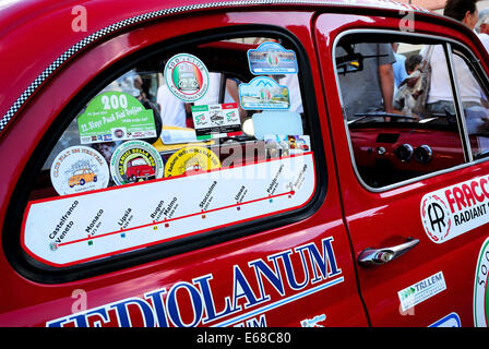 Castelfranco Veneto, Italien. 17. August 2014. Die Expedition der sechs historischen Autos Fiat 500 wird in Castelfranco Veneto nach 17 Tagen der Reise zurückgeführt. Die Crewss blieben für das Nordkap am 1. August 2014. Sie haben über I, A, D, NL, DK, S, N, FIN 7998 Km gereist. Bildnachweis: Ferdinando Piezzi/Alamy Live-Nachrichten Stockfoto