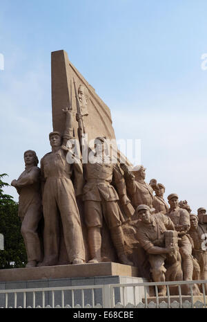 Idealisierte Statue des sozialistischen Arbeiter vor das Mausoleum des Vorsitzenden Mao am Tiananmen-Platz, Peking, China Stockfoto