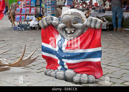 Eine Statue von einem Troll mit der norwegischen Flagge außerhalb einen Souvenir-Shop in Bergen Norwegen Stockfoto