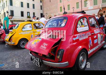 Castelfranco Veneto, Italien. 17. August 2014. Die Expedition der sechs historischen Autos Fiat 500 wird in Castelfranco Veneto nach 17 Tagen der Reise zurückgeführt. Die Crewss blieben für das Nordkap am 1. August 2014. Sie haben über I, A, D, NL, DK, S, N, FIN 7998 Km gereist. Bildnachweis: Ferdinando Piezzi/Alamy Live-Nachrichten Stockfoto