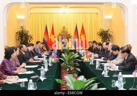 Hanoi, Vietnam. 18. August 2014. Vietnamesische National Assembly (NA) Vorsitzender Nguyen Sinh Hung (3. R) trifft sich mit der Besuch Präsident der nationalen Versammlung von Kambodscha Heng Samrin (3. L) in Hanoi, Vietnam, 18. August 2014. Bildnachweis: VNA/Xinhua/Alamy Live-Nachrichten Stockfoto