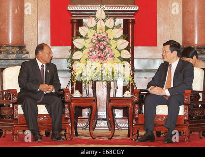 Hanoi, Vietnam. 18. August 2014. Vietnamese President Truong Tan Sang (R) trifft sich mit der Besuch Präsident der nationalen Versammlung von Kambodscha Heng Samrin in Hanoi, Vietnam, 18. August 2014. Bildnachweis: VNA/Xinhua/Alamy Live-Nachrichten Stockfoto