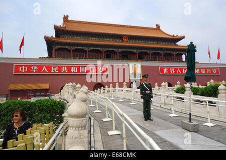 Verbotene Stadt, Porträt des Vorsitzenden Mao mit Soldat, Verbotene Stadt, Peking, Volksrepublik China, Asien Stockfoto