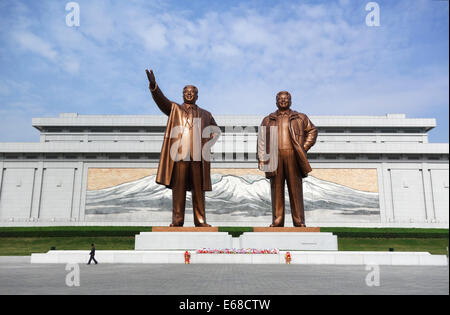 Die beiden Statuen der Liebe Führer In Grand Denkmal der Mansudae Hill, Pyongyang, Nordkorea Stockfoto