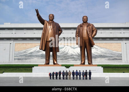 Die beiden Statuen der Liebe Führer In Grand Denkmal der Mansudae Hill, Pyongyang, Nordkorea Stockfoto