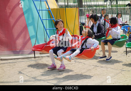 Nordkorea, Reiten Kinder auf einen Rummelplatz im nordkoreanischen Freizeitpark in Nordkorea Stockfoto