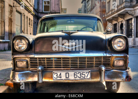 Oldtimer Chevrolet Bel Air in den Gassen von Istanbul Stockfoto