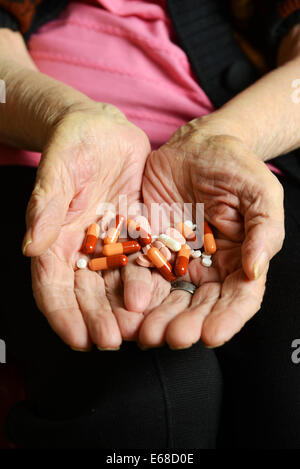 Ältere Menschen die Hände halten Tabletten, Pillen, Medikamente. Alte Frau Hände zeigen, Kapseln oder Pillen Stockfoto