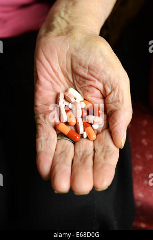 Ältere Menschen die Hände halten Tabletten, Pillen, Medikamente. Alte Frau Hände zeigen, Kapseln oder Pillen Stockfoto