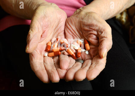 Ältere Menschen die Hände halten Tabletten, Pillen, Medikamente. Alte Frau Hände zeigen, Kapseln oder Pillen Stockfoto