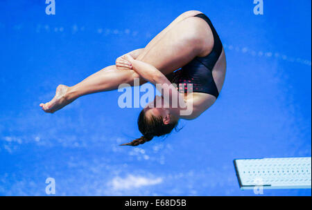 Berlin, Deutschland. 18. August 2014. Tina Punzel von Deutschland konkurriert 18. August 2014 in das Team Event Tauchen auf der 32. LEN europäischen Swimming Championships 2014 im Velodrom in Berlin, Deutschland. Foto: Michael Kappeler/Dpa/Alamy Live News Stockfoto