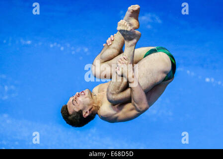 Berlin, Deutschland. 18. August 2014. Oleksandr Bondar der Ukraine konkurriert in das Team Event Tauchen auf der 32. LEN europäischen Swimming Championships 2014 im Velodrom in Berlin, Deutschland, 18. August 2014. Foto: Michael Kappeler/Dpa/Alamy Live News Stockfoto