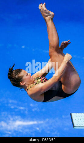 Berlin, Deutschland. 18. August 2014. Tina Punzel von Deutschland konkurriert 18. August 2014 in das Team Event Tauchen auf der 32. LEN europäischen Swimming Championships 2014 im Velodrom in Berlin, Deutschland. Foto: Michael Kappeler/Dpa/Alamy Live News Stockfoto