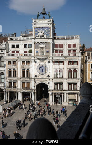 Der Uhrturm Torre Dell' Orologio in den Markusplatz in Venedig. Stockfoto