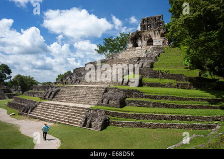 Stufen führen hinauf in den Tempel des Kreuzes auf die Maya-Ruinen von Palenque, Chiapas, Mexiko. Stockfoto