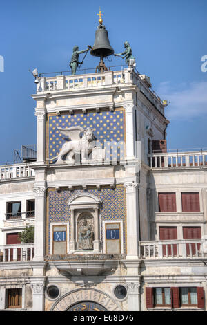 Nahaufnahme der Torre Dell' Orologio Glockenturm von San Marco Basilica in den Markusplatz in Venedig. Stockfoto