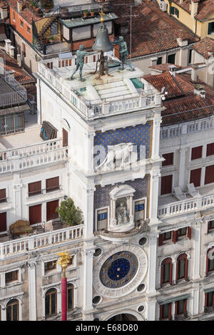 Nahaufnahme des Torre Dell' Orologio Uhrturm aus dem Campanile-Turm in den Markusplatz in Venedig. Stockfoto