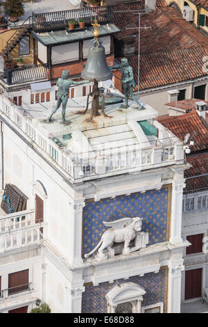 Closeup Bell Ringers des Torre Dell' Orologio Uhrturm aus dem Campanile-Turm in den Markusplatz in Venedig. Stockfoto