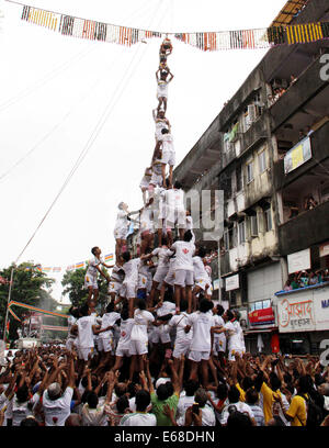 Mumbai, Indien. 18. August 2014. Indische Jugend bilden eine menschliche Pyramide "Dahi Handi," einen irdenen Topf gefüllt mit Quark, anlässlich der Janmashtami-Festival in Mumbai, Indien, 18. August 2014 zu brechen. Janmashtami ist das Festival, das die Geburt des Hindu-Gottes Lord Krishna markiert. Bildnachweis: Stringer/Xinhua/Alamy Live-Nachrichten Stockfoto