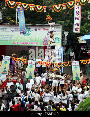 Mumbai, Indien. 18. August 2014. Indische Jugend bilden eine menschliche Pyramide "Dahi Handi," einen irdenen Topf gefüllt mit Quark, anlässlich der Janmashtami-Festival in Mumbai, Indien, 18. August 2014 zu brechen. Janmashtami ist das Festival, das die Geburt des Hindu-Gottes Lord Krishna markiert. Bildnachweis: Stringer/Xinhua/Alamy Live-Nachrichten Stockfoto