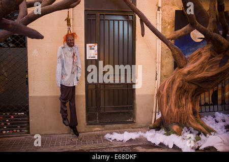 Barcelona, Spanien. 18. August 2014. Ein Zombie hing neben einem Portal in Gracia Viertel von Barcelona. Progres Street wurde im Stadtteil Gracia von Barcelona, wie ein Zombie-Welt durch das traditionelle Sommerfest Festes de Gràcia, die beliebteste in der katalanischen Stadt angepasst. Bildnachweis: Jordi Boixareu/Alamy Live-Nachrichten Stockfoto