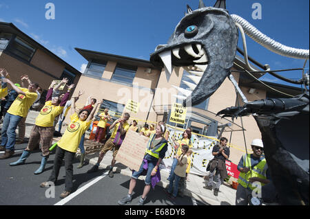 Blackpool, Lancashire, UK. 18. August 2014. Demonstranten aus dem Anti-Fracking-Lager nahe dem Aufstellungsort einer vorgeschlagenen Bohranlage an Westby besetzen die Cuadrilla HQ am Lockheed Hof in Blackpool. Ca. 11 Demonstranten haben sich in den Büros mit Dutzende von Demonstranten, die tanzen und singen außerhalb des Gebäudes eingesperrt. © Lee Thomas/ZUMA Draht/Alamy Live-Nachrichten Stockfoto