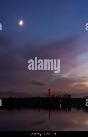 Ein Bild des Ratcliffe-on-Soar power station in der Nacht vom Naturschutzgebiet Attenborough, Nottingham, UK gesehen. Stockfoto