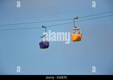 Zwei Kabinen Seilbahn nähern sich einander auf der Great Orme Luftseilbahn Fahrt an Llandudno North Wales Stockfoto