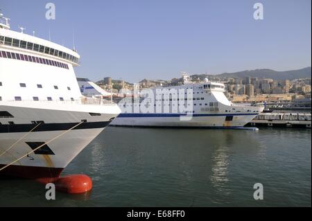 Hafen Genua (Italien), Kreuzfahrtschiffe am Liegeplatz Stockfoto