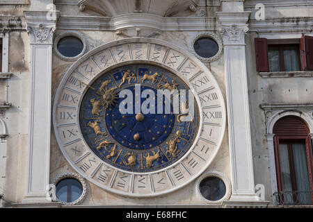 Die astrologische Uhr mit Zeichen des Tierkreises auf dem Uhrturm in den Markusplatz in Venedig. Stockfoto