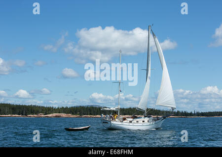 Mount Dessert Island, ME - 9. August 2014. Ketsch Dream On, Freundschaft, Maine, in der Nähe von Bass Harbor Head. Stockfoto