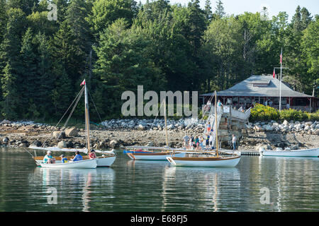 Mittelhafen, Brooklin, Maine - 9. August 2014. Boote vor Anker off Center Harbor Yacht Club. Stockfoto