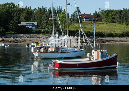 Mittelhafen, Brooklin, Maine - 9. August 2014. Boote vor Anker im Hafen. Stockfoto