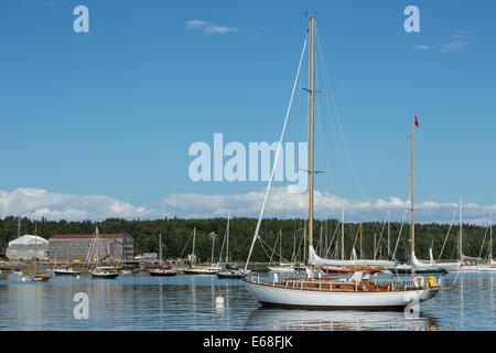 Mittelhafen, Brooklin, Maine - 9. August 2014. Boote vor Anker im Hafen. Stockfoto