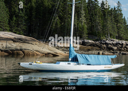 Zentrieren Sie Harbor, Brooklin, Maine - 9 August 2014.Sloop 'Butterfly' vor Anker im Hafen. Stockfoto