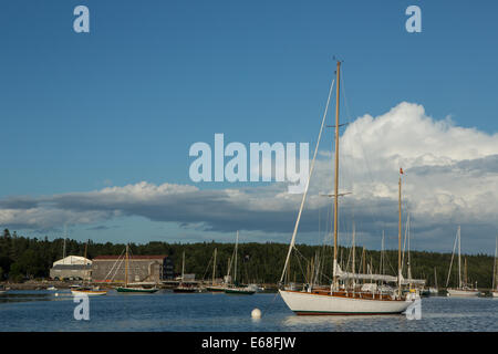 Mittelhafen, Brooklin, Maine - 9. August 2014. Boote vor Anker im Hafen. Stockfoto