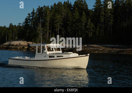 Mittelhafen, Brooklin, Maine - 9. August 2014. Eine Hummer-Boot Überschrift aus dem Hafen am späten Nachmittag. Stockfoto