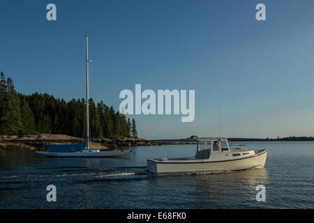 Mittelhafen, Brooklin, Maine - 9. August 2014. Ein Hummer-Boot-Position heraus am späten Nachmittag geht die Schaluppe "Schmetterling". Stockfoto