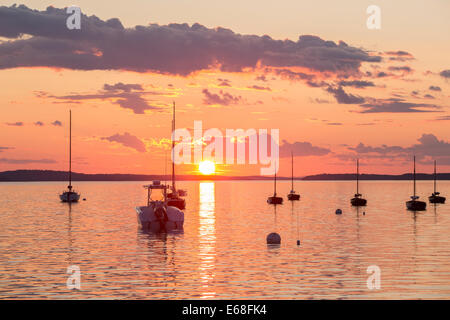 Mittelhafen, Brooklin, Maine - 9. August 2014. Sonnenuntergang, Blick aus dem Hafen. Stockfoto